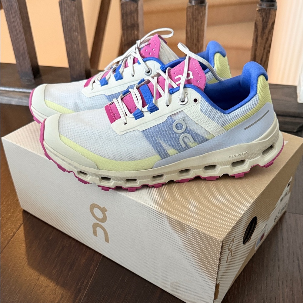 On Running Cloudvista size 6 W heather and rhubarb colour NWB